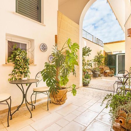 Dimora Le Tre Muse Guesthouse Лечче Екстер'єр фото