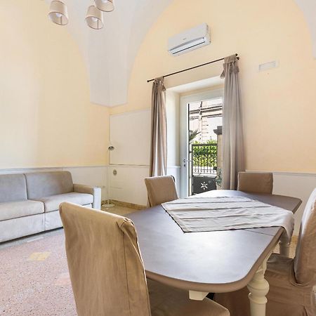 Dimora Le Tre Muse Guesthouse Лечче Екстер'єр фото