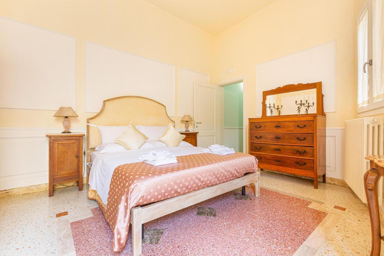 Dimora Le Tre Muse Guesthouse Лечче Екстер'єр фото