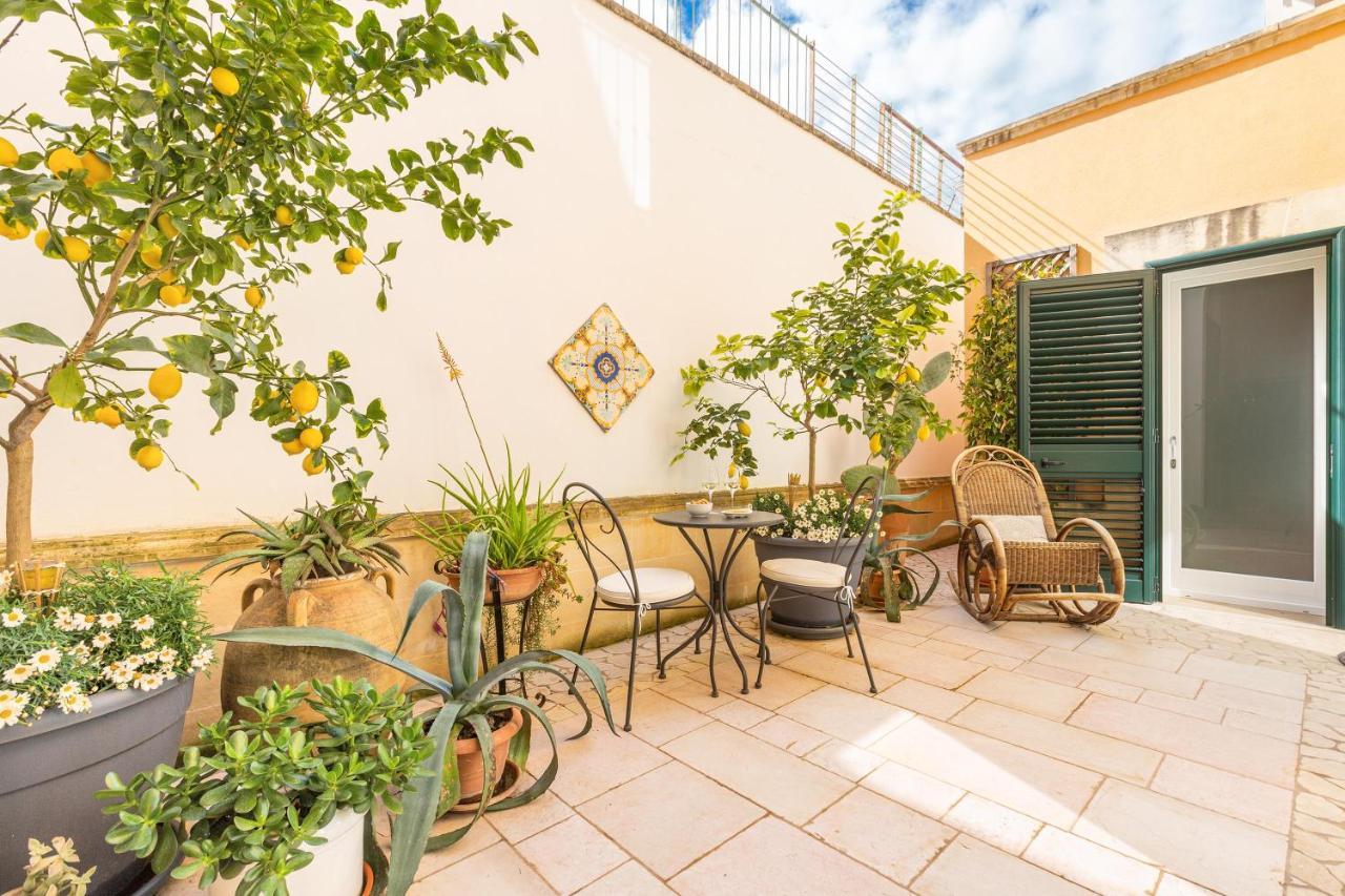 Dimora Le Tre Muse Guesthouse Лечче Екстер'єр фото