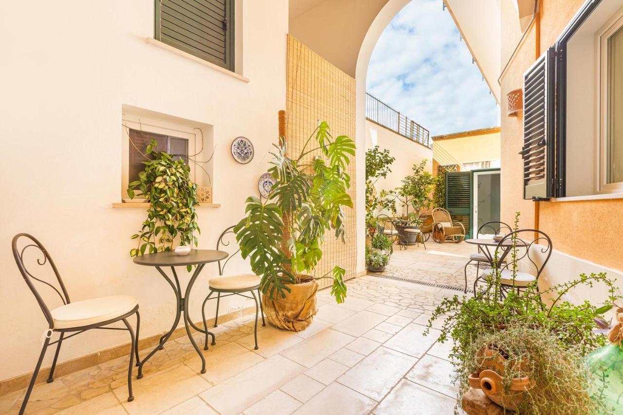Dimora Le Tre Muse Guesthouse Лечче Екстер'єр фото