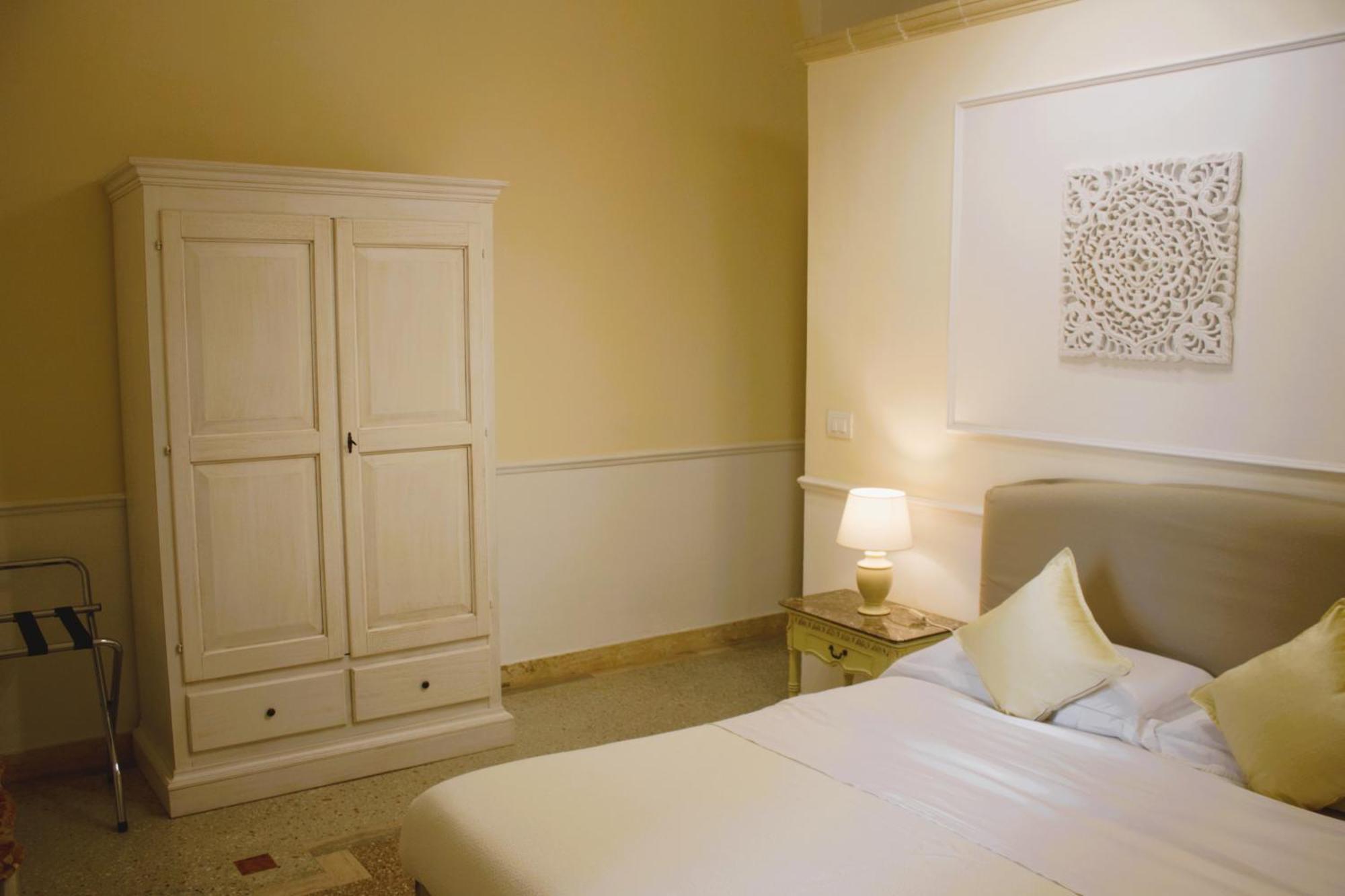 Dimora Le Tre Muse Guesthouse Лечче Екстер'єр фото