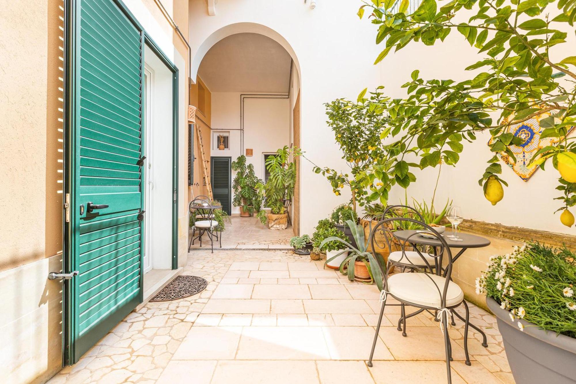 Dimora Le Tre Muse Guesthouse Лечче Екстер'єр фото