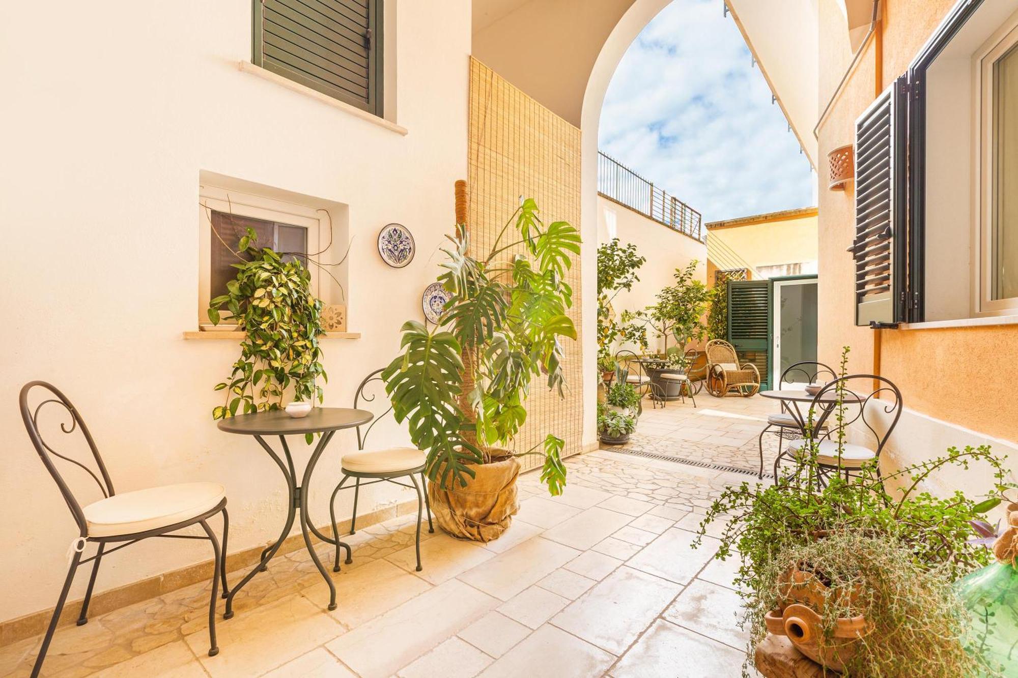 Dimora Le Tre Muse Guesthouse Лечче Екстер'єр фото