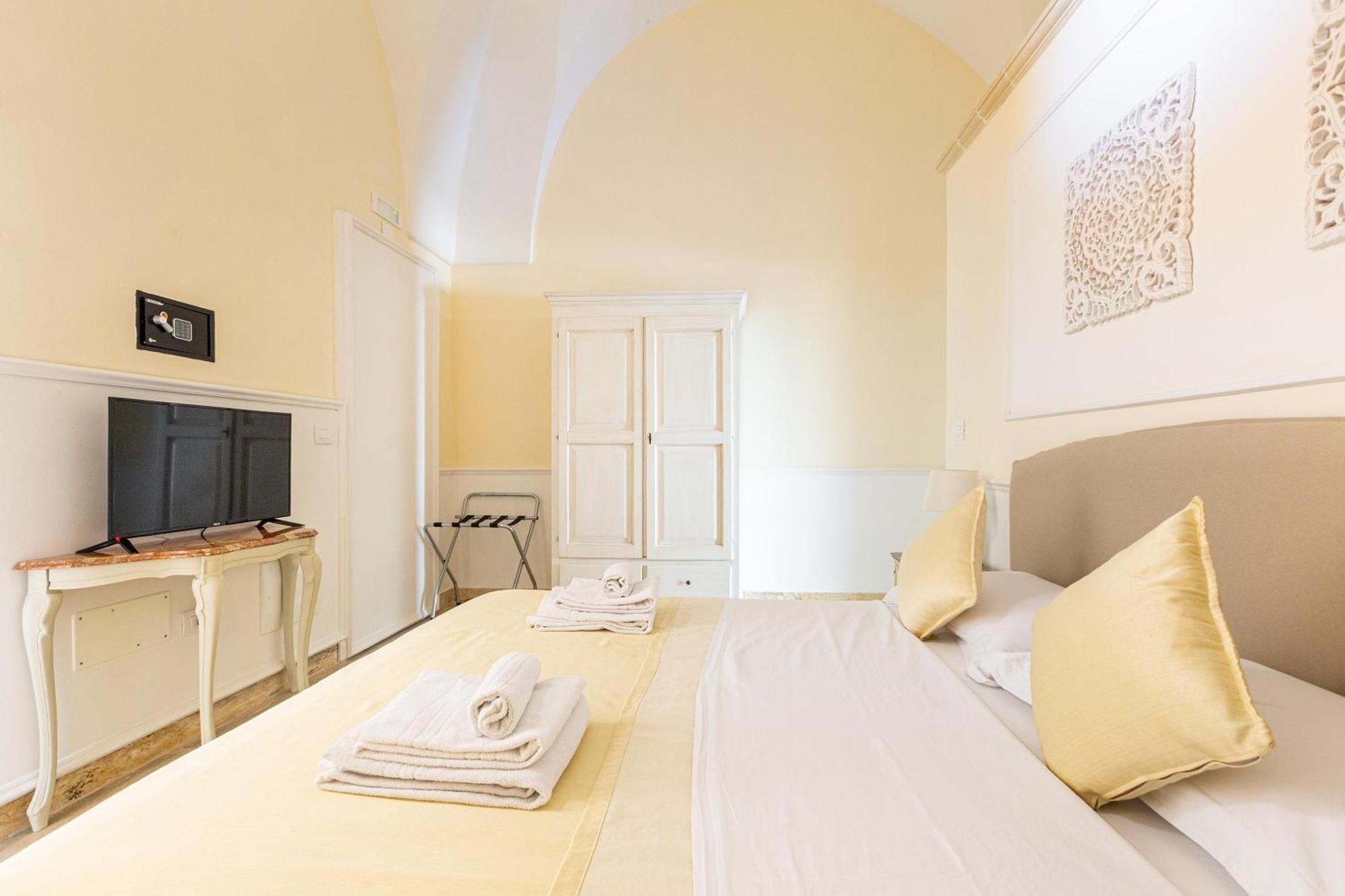 Dimora Le Tre Muse Guesthouse Лечче Екстер'єр фото