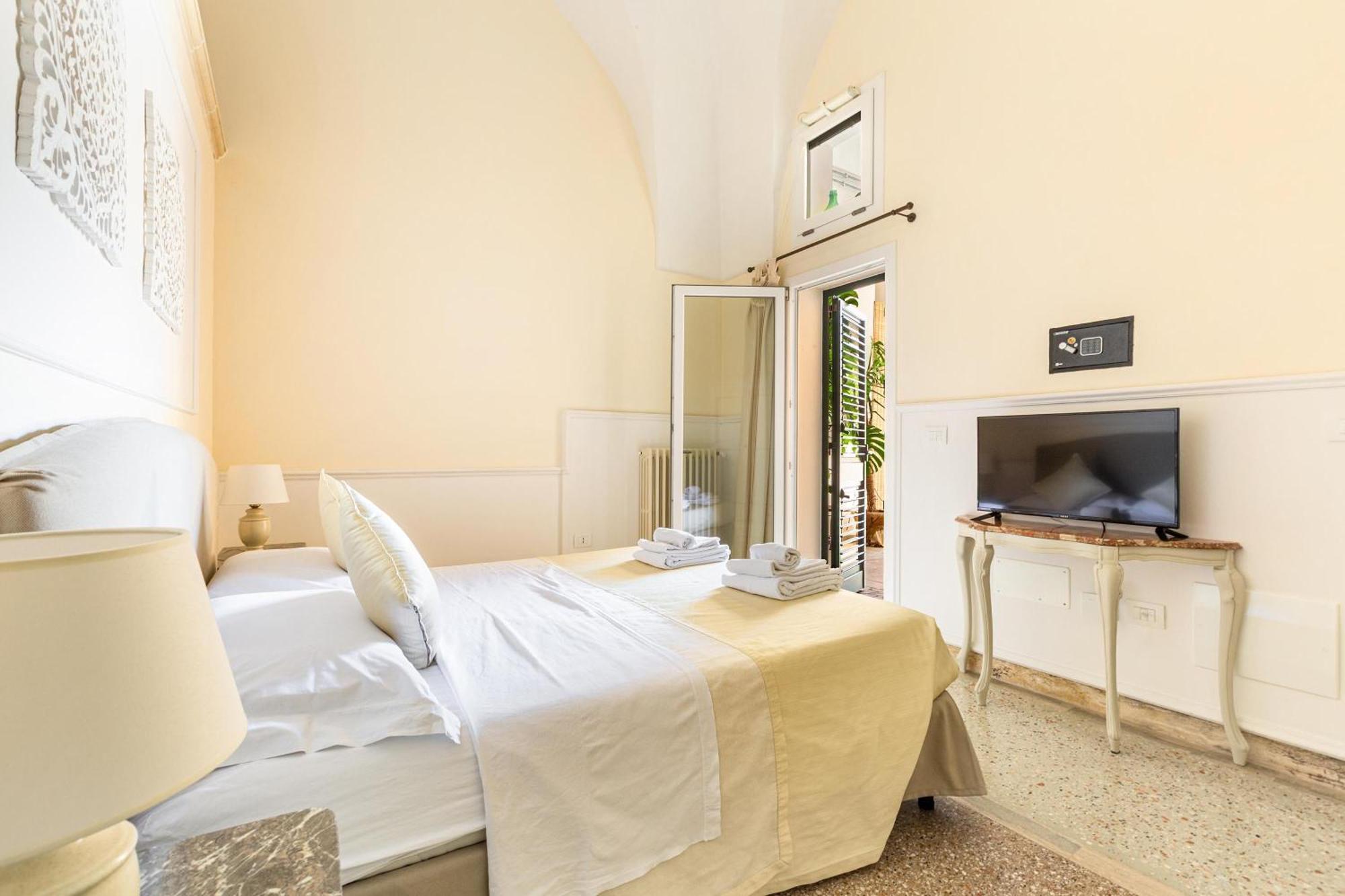 Dimora Le Tre Muse Guesthouse Лечче Екстер'єр фото